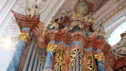 Bild: Klaus Schoefl/exb
Kirchenmusiker Andreas Sagstetter an seinem Arbeitsplatz in der Basilika Waldsassen.