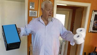 Bild: Houschka
Auftrittsort Wohnzimmer statt Bühne: Magier Rudy Christl geht ins Internet mit seinen „Tricks rings um das Toilettenpapier“.