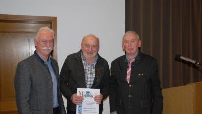 Bild: pop
OSB-Präsident Franz Brunner, das neue Gau-Ehrenmitglied Winfried Wenkmann und Gauschützenmeister Heinrich Fraunholz (von links).