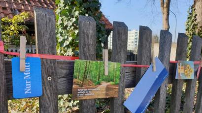 Bild: Susanne Götte/exb
Am Wochenende hängen an verschiedenen Stellen in der Stadt Weiden mutmachende Kärtchen zu Mitnehmen – so wie hier vor dem Martin-Schalling-Haus.