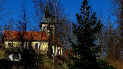 Bild: le
Der Gedenkstein zu Beginn der 14 Kreuzwegstationen zeigt einen Weg aus der Krise. Im Hintergrund steht das Kleinod des Marktes, die St. Nikolauskirche.