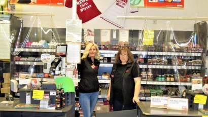 Bild: ubb
Im Rewe-Getränkemarkt arbeiten die Leiterin Michaela Härtl und Mitarbeiterin Inge Oroudji nun hinter einem mit dicken Kunststofffolien abgeschotteten Kassenbereich.