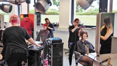 Bild: Bühner
Soviel Leben wie bei der Abschlussprüfung der Friseure herrscht heute in den Friseursalons nicht mehr.