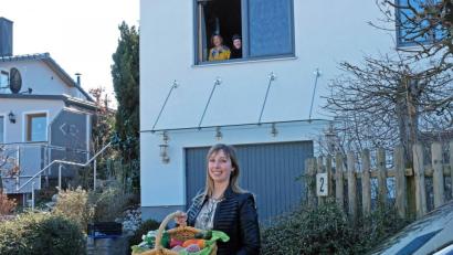 Bild: twi
Sabine Forster von der KLJB Saltendorf hat für das Ehepaar Klein eingekauft. Sie stellt den Einkaufskorb auf die Steinmauer (links) und nimmt von dort das abgezählte Geld für die Waren mit.