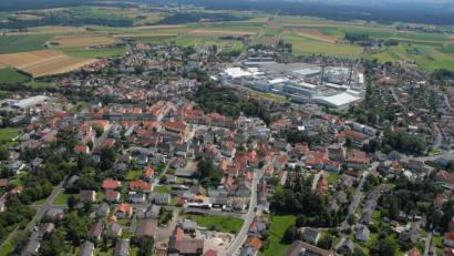 Luftbild: Michael Ascherl
Mitterteich - hier eine Luftaufnahme aus ruhigeren Tagen - steht in der Coronakrise ganz besonders im Fokus.