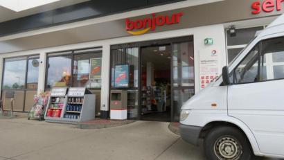 Archivbild: Köppl, Georg
Ein maskierter und bewaffneter Mann überfällt im vergangenen August eine Tankstelle an der Amberger Straße in Neuburg vorm Wald und flüchtet mit Bargeld. Gut eine Stunde später wird ein 20-jähriger Neunburger unter dringendem Tatverdacht festgenommen.