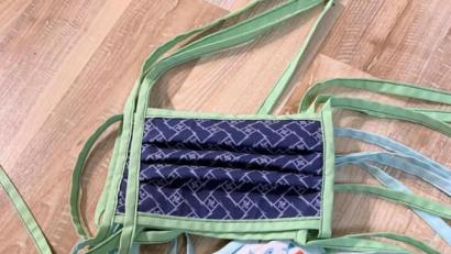 Bild: Dorothee Köhler
Weiterhin werden Näherinnen für Schutzmasken gesucht. Das Landratsamt bekommt dafür besondere Materialien.