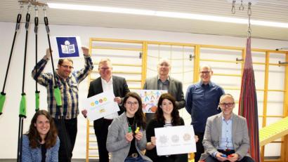 Bild: Silvia Englisch
Hinten, von links: Volker Glombitza (Leitung Büro für leichte Sprache), Michael Cerny (Oberbürgermeister Stadt Amberg), Eduard Freisinger (Vorsitzender Lebenshilfe Amberg-Sulzbach) und Michael Schaffer (Leitung Heilpädagogische Tagesstätte-Schule/SV); vorne, von links: Katrin Cislaghi (Leitung Kommunale Jugendarbeit Stadt Amberg), Theresa Ehbauer (Lebenshilfe Amberg-Sulzbach), Nadine Lopez Diaz (Kommunale Jugendarbeit Stadt Amberg) und Thomas Boss (Jugendamtsleiter).