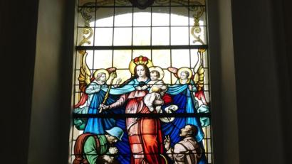 Bild: rn
Eindrucksvoll ist das Fenster an der Südseite der Maria-Hilf-Bergkirche. Im unteren Teil stehen die Namen junger Eschenbacher, die Gefallenen und Verstorbenen