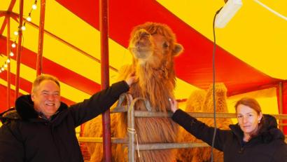 Bild: Spielhofen/exb
Manfred Schiller übergibt die Spende.