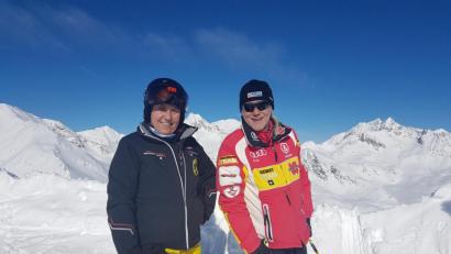 Bild: exb
Über Sonnenschein und blauen Himmel freuen sich Sandra Maschke und Peter Möhrle im Skiurlaub in Sölden. Zu diesem Zeitpunkt ahnen sie noch nicht, dass sie sich mit dem Coronavirus infiziert haben könnten.