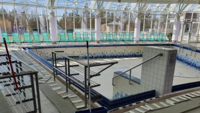 Bild: exb
Die Badehalle ohne Gäste, ein Innenbecken ist zur Inspektion abgelassen: Die Sommerroutine im Sibyllenbad wird heuer vorgezogen.