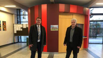 Bild: exb 
Ein Bild, das die außergewöhnlichen Umstände nicht besser dokumentieren könnte: Die beiden Kandidaten stehen einsam im Schulhaus, auf das Ergebnis wartend, mit dem notwendigen Sicherheitsabstand zueinander; rechts der neue Bürgermeister Robert Lindner, links Oliver Mutterer.