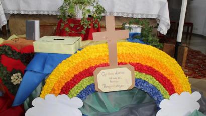 Bild: soj
„Gottes Liebe ist wie ein bunter Regenbogen“ steht auf einem Regenbogen am Altar in der Pfarrkirche.