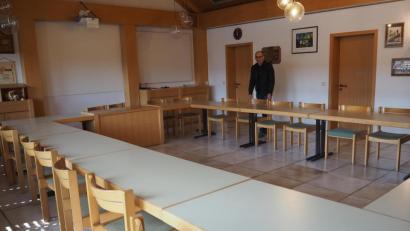 Bild: bl
Viel zu dicht für die aktuellen Erfordernisse stehen im Moment die Stühle im Lehrsaal des Feuerwehrhauses, wo am Dienstag der Marktrat tagen sollte. Wernberg-Köblitz mit Verwaltungsleiter Stefan Falter hat sich deshalb als erste Kommune im Landkreis für einen Ferien-Ausschuss entschieden.