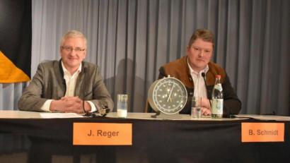 Archivbild: lue
Bei der Podiumsdiskussion Ende Januar saßen die beiden Bürgermeisterkandidaten Johannes Reger (CSU) und Bernhard Schmidt (Freie Wähler) noch nebeneinander. Die Auszählung der Stichwahl verfolgten sie jedoch getrennt. Reger musste das Bett hüten und erfuhr daher zu Hause von seinem Sieg.