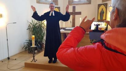 Bild: exb
Für die Online-Andachten lässt sich Pfarrer Uwe Markert von seiner Frau in der Rosenberger St.-Johannis-Kirche mit dem Smartphone filmen.
