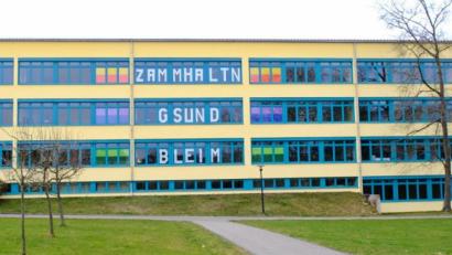 Bild: exb
Zusammenhalt in schwierigen Zeiten: Das Regenbogenfenster, das an der Gregor-von-Scherr-Schule in Neunburg vorm Wald gestaltet wurde, macht auch auf die angelaufene Challenge aufmerksam.