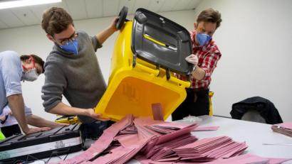 Bild: Sven Hoppe/dpa
Wahlhelfer bereiten im Veranstaltungs- und Ordercenter in München die Auszählung der Briefwahl vor.