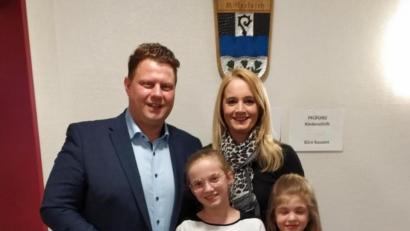 Symbolbild: exb
Stefan Grillmeier ist der neue Bürgermeister der Stadt Mitterteich. Zu den ersten Gratulanten zählten seine Frau Andrea und die beiden Töchter Anna-Lena und Louisa (rechts).