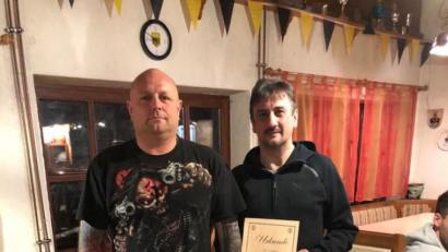 Bild: (döh)
Jürgen Bergmann (rechts) wurde vom Jägermeisterclub-Vorsitzenden Thomas Lühr (links) für seine 30-jährige Mitgliedschaft geehrt