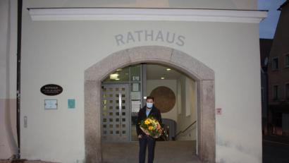 Bild: ui
Gruppenbild in Pandemiezeiten mit dem künftigen Neustädter Bürgermeister Sebastian Dippold vor seinem Amtssitz.