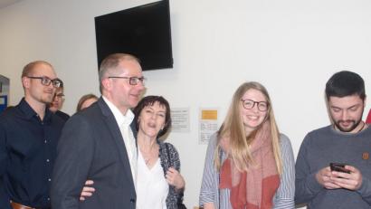 Archivbild: luk
Schon bei der Wahl vor zwei Wochen war Ehefrau Petra (Mitte) die erste, die Roman Schäffler (vorne links) zu seinem Ergebnis gratulierte. Diesmal konnte sie ihm auch zum Bürgermeisteramt beglückwünschen.