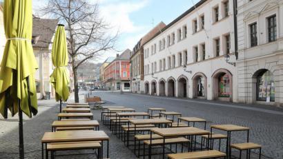 Bild: Wolfgang Steinbacher
Gastronomie und Einzelhandel sollen von dem Maßnahmenpaket ebenfalls profitieren.Für Außenbestuhlungen wie diese, Produkt-Ständer und Kundenstopper werden vorerst keine Sondernutzungsgebühren erhoben.