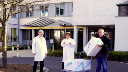 Bild: bkr
Bei der Übergabe der Schutzmasken vor dem Krankenhaus wurde reichlich Abstand eingenommen. Kurz verzichteten Dr. Gerhard Jilge und Ärztliche Direktorin Elisabeth Eißner auf den Mundschutz. Ihr Dank galt Stephan Plannerer für die Unterstützung mit dringend benötigten Atemschutzmasken.