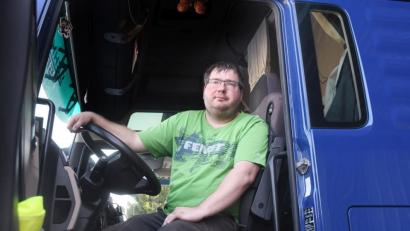 Bild: Gabi Schönberger
Michl Fiedler (39) ist einer von 17 Fahrern bei der Spedition Schmid in Störnstein. Er sorgt dafür, dass auch während der Coronakrise die Produkte in den Supermärkten nicht ausgehen.
