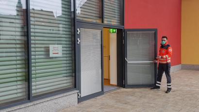Bild: fks
Der Eingang zur Blutspende ist diesmal durch den Notausgang an der Bühne Richtung Stadtpark. Von dort aus geht es immer nur in eine Richtung weiter. Sven Lehner, BRK Bereitschaftsleiter, weist den Weg.