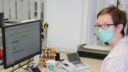 Bild: kro
Wahlleiterin Heidi Schertler gab in ihrem Büro im Rathaus die Briefwahlergebnisse der Wahlvorsteher und Schriftführer ein.