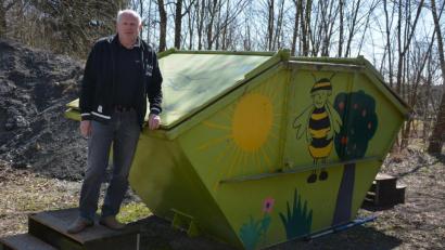 Bild: jr
Siedlergemeinschaft-Vorsitzender Friedrich Bergmann am Grüngut-Container. Darin abgelagert werden immer wieder Dinge, die dort nicht hineingehören
.