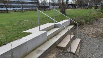 Bild: hcz
Aus Sicherheitsgründen müssen die bisherigen Einstiegshilfen durch solche ersetzt werden, wie sie bereits an zwei Stellen im Stadtbad zu sehen sind.