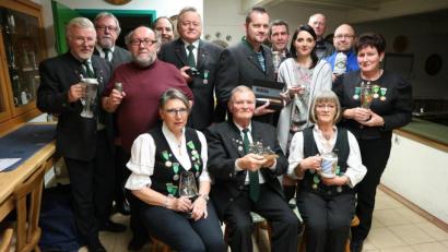Bild: ion
Die Sieger des Christl-Pokal-Wettbewerbs 2019 der SG Amberg 1890 (von links): Otto Held, Norbert Schmidt, Ludwig Amberger, Thomas Singer, Evelyn Pittroff, Leopold Sassin, Wolf Bohl, Jaco Cloete, Thomas und Tanja Hirsch, Wolfgang Zippe, Erna Allstadt, Christian Amberger und Marion Schneider.
