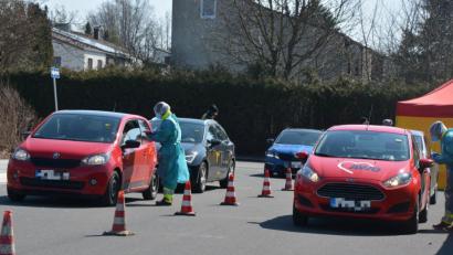 Bild: jr
Bisher gab es auf dem Parkplatz beim Stiftland-Gymnasium in Tirschenreuth zwei große Corona-Test-Straßen.