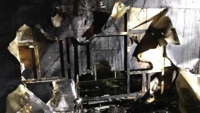 Bild: Feuerwehr Amberg
Den in Brand gesteckten Pkw-Anhänger löschte die Feuerwehr Amberg.