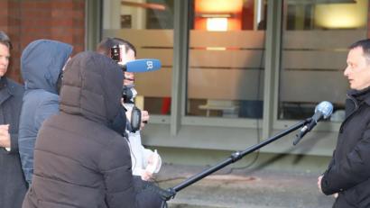 Bild: Stefan Zaruba
Alle Augen sind hier auf den Sieger gerichtet: Jens Meyer von der SPD (rechts) ist der neue Oberbürgermeister der Stadt. Er gewann das Kopf-an-Kopf-Rennen gegen CSU-Kandidat Benjamin Zeitler (links).