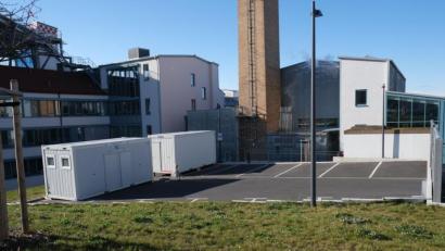 Bild: Klinikum/Dietl/exb
Mehrere Container wurden für die Sichtungsstelle vor der Zentralen Notaufnahme aufgebaut.