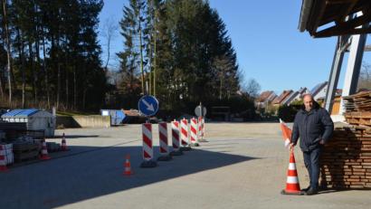 Bild: dob
In Coronazeiten wird sogar die Grüngutanlieferung auf dem städtischen Bauhofgelände streng geregelt. Außendienstleiter Karl Frey ließ eine Straßensperre errichten, die eine kontrollierte Zu- und Abfahrt regelt.