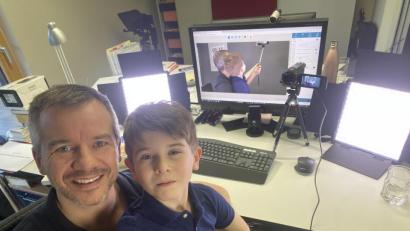 Bild: exb
Beim Markus Hoffmanns täglichem Gedächtnistraining sorgt Sohn Alexander für zusätzlichen Unterhaltungswert. Er demonstriert die Tricks seines Vaters.