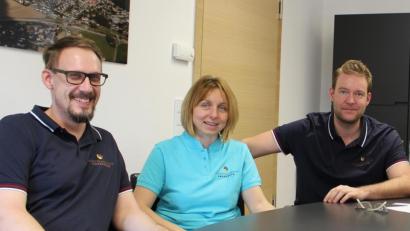 Bild: exb
Das Foto entstand bereits weit vor den aktuellen Einschränkungen des öffentlichen Lebens. Im Januar stellte sich ein weiterer Hausarzt im Wackersdorfer Rathaus vor. Dr. Sebastian Zahnweh (rechts) verstärkt das Team von .Stefan Roi und Dr. Elena Diaconu, das sich bisher zwei Arztsitze teilte. Nun steht fest: Die Gemeinschaftspraxis erhält einen zusätzlichen Arztsitz und festigt damit die medizinische Versorgung in der Gemeinde Wackersdorf.