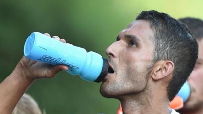 Bild: sport
Ein Schluck auf die weitere Zusammenarbeit. Mo Dal wird auch in der Saison 2020/21 den TSV Erbendorf trainieren.