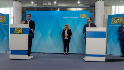 Bild: Peter Kneffel
Ein inzwischen gewohntes Bild: Markus Söder (von links) hält bei der Erklärung Abstand zu Gesundheitsministerin Melanie Huml, Wirtschaftsminister Hubert Aiwanger und Innenminister Joachim Herrmann.