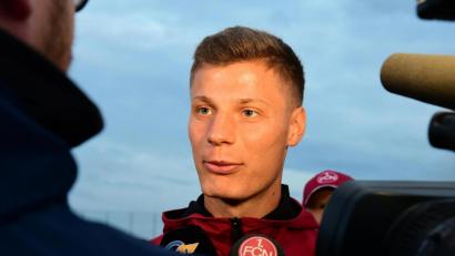 Bild: Petra Hartl
Fußballprofi Patrick Erras freut sich, seine Familie besuchen zu dürfen.