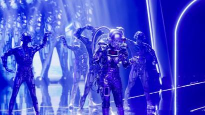 Bild: Rolf Vennenbernd/dpa
Wer mag in der Maske des Roboters stecken?.