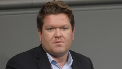 Bild: Jörg Carstensen
Florian Post mit Hemd und Sakko im Bundestag. Adidas-Klamotten will er künftig gar nicht mehr tragen