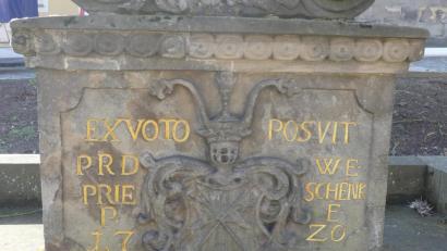 Bild: rn
Am Sockel des Säulendenkmals am Eschenbacher Stadtplatz ist nachzulesen: "Zum Gelöbnis errichtet vom edelsten Pfarrherrn Wolfgang Erasmus Prieschenk Pfarrer zu Eschenbach 1720".