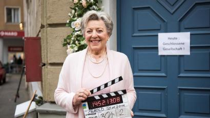 Bild: Steven Mahner/WDR/dpa 
Schauspielerin Marie-Luise Marjan (Rolle "Mutter Beimer") hält am Set vor dem "Restaurant Akropolis" die letzte Klappe der "Lindenstraße".