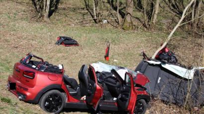 Bild: Thomas Dobler
Damit die Feuerwehr die Insassen aus dem Autowrack retten konnte, musste sie den Wagen aufschneiden.